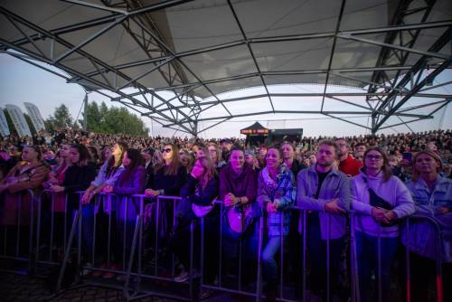 Zdjęcie przedstawia koncert Kaśki Sochackiej, który odbył się w ramach cyklu wydarzeń Faktoria Kultury 2022 w Pruszczu Gdańskim